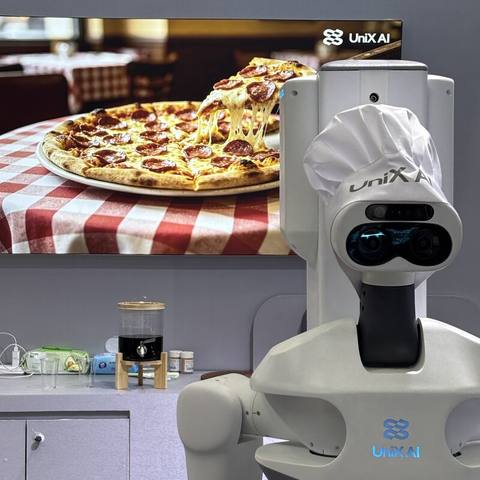 Robot chef at a pizza kitchen stand